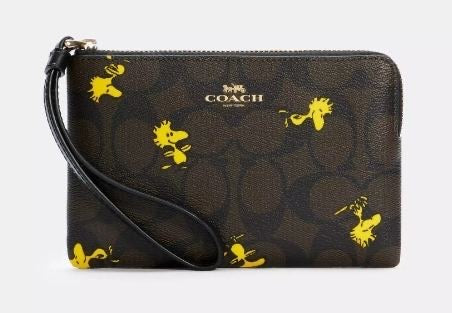 ****Limited Edition****
Coach Woodstock Wristlet.